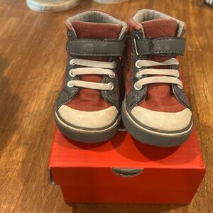 See Kai Run High-Top Early Walker Sneakers – Size 4 –